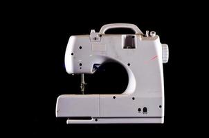 máquina de coser sobre fondo negro foto