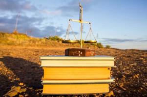 libros apilados en el suelo foto