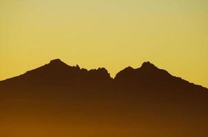 puesta de sol sobre las montañas foto