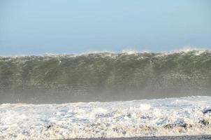 grandes olas del mar foto