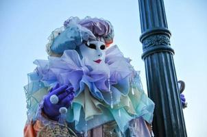 personas no identificadas con máscaras de carnaval en el carnaval de venecia en venecia, italia, alrededor de febrero de 2022 foto