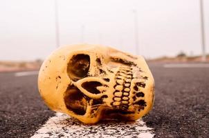 miniatura de calavera en la carretera foto