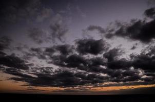 cielo sobre la puesta de sol foto