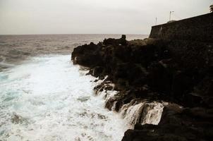 grandes olas golpeando rocas foto