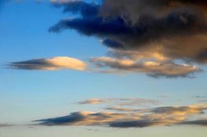 cielo sobre la puesta de sol foto