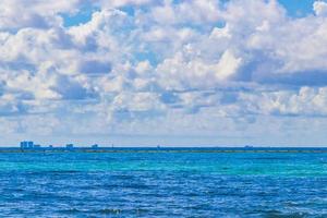 vista panorámica del paisaje tropical al paisaje urbano de la isla de cozumel méxico. foto
