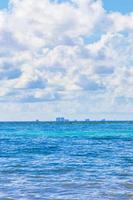 vista panorámica del paisaje tropical al paisaje urbano de la isla de cozumel méxico. foto