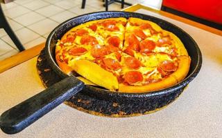 pizza de pepperoni con salami gordo en pizza hut en costa rica.