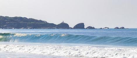 Extremadamente enormes grandes olas surfista playa la punta zicatela méxico. foto