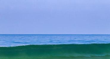 enormes olas de surfistas en la playa puerto escondido méxico. foto