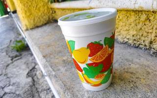 licuado de jugo verde saludable en taza para llevar en méxico. foto