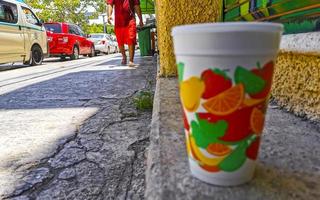 licuado de jugo verde saludable en taza para llevar en méxico. foto