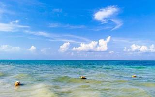 playa tropical mexicana agua turquesa clara playa del carmen mexico. foto