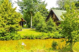 casa de vacaciones casa de madera en el bosque junto al lago río alemania. foto