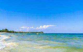 playa tropical mexicana agua turquesa clara playa del carmen mexico. foto