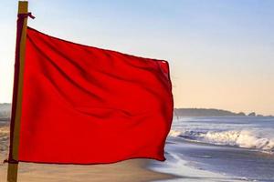 bandera roja prohibido nadar olas altas en puerto escondido mexico. foto