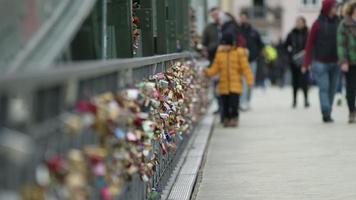 Liebesschlossbrücke in frankfurt deutschland video