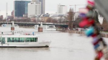 kärlek låsa bro i frankfurt Tyskland video