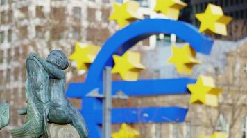 escultura do sinal do euro em frankfurt alemanha video