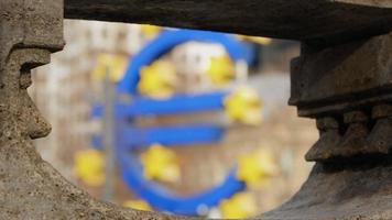 escultura do sinal do euro em frankfurt alemanha video