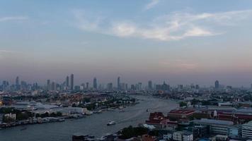 lapso de tiempo del paisaje urbano desde una vista de ángulo alto de bangkok tailandia con vista del río chao phraya y el horizonte video