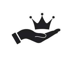diseño del logo de la corona de la mano. logotipo de la corona con vector de concepto de mano. diseño de logotipo de mano y corona