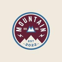 emblema del círculo de montaña con el icono de la letra m estilo retro vintage vector