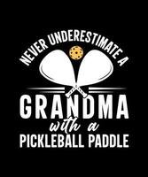 nunca subestimes a una abuela con un diseño de camiseta de paleta de pickleball vector