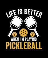 la vida es mejor cuando estoy jugando diseño de camiseta de pickleball vector