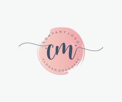 logo femenino cm inicial. utilizable para logotipos de naturaleza, salón, spa, cosmética y belleza. elemento de plantilla de diseño de logotipo de vector plano.