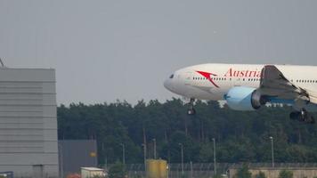 Frankfurt ben hoofd, Duitsland juli 18, 2017 - oostenrijks boeing 777 oe lpb naderen voordat landen. fraport, Frankfurt, Duitsland video