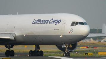 frankfurt am main, alemanha 19 de julho de 2017 - lufthansa cargo md 11 d alcb taxiing, slow motion. fraport, frankfurt, alemanha video