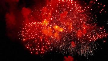 fuochi d'artificio lampeggianti nel cielo notturno. video