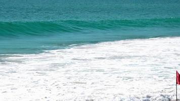 onde di marea nell'oceano vicino alla spiaggia di nai harn video
