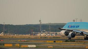 frankfurt am main, alemanha 18 de julho de 2017 - korean air boeing 747 hl7630 voo kal906 para seul acelerar antes da partida. fraport, frankfurt, alemanha video