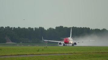 amsterdam, il Olanda luglio 24, 2017 - norvegese airways boeing 737 EI fr accelerare prima partenza a polderbaan 36l, piovoso tempo atmosferico, nave aeroporto, amsterdam, Olanda video