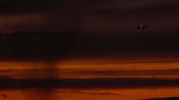 el avión en la aproximación final antes de aterrizar en el fondo del cielo del atardecer video