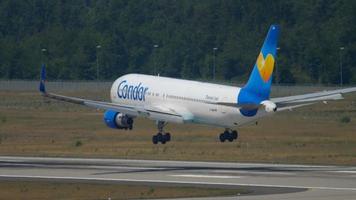 frankfurt am main, duitsland 19 juli 2017 - condor boeing 767 d abuh nadert op baan 25r. fraport, frankfurt, duitsland video