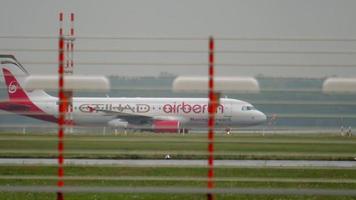 dusseldorf, Germania 24 luglio 2017 - airberlin etihad airways airbus 320 d abdu in movimento in avanti livrea in rullaggio dopo l'atterraggio sotto la pioggia. aeroporto di dusseldorf, germania video