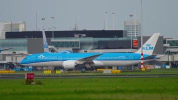 amsterdam, il Olanda luglio 25, 2017 - klm reale olandese le compagnie aeree boeing 787 sognatore ph bhh rimorchio per servizio, nave aeroporto, amsterdam, Olanda video