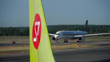 moscou, fédération de russie 14 juin 2019 - singapore airlines airbus a350 roulant sur la piste après l'atterrissage. aéroport domodedovo dme, moscou, fédération de russie video