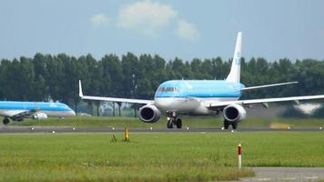 Amsterdam, de Nederland juli 24, 2017 - klm cityhopper omhelst 190 ph ezt vertrek Bij landingsbaan 36l polderbaan. schiphol luchthaven, Amsterdam, Holland video