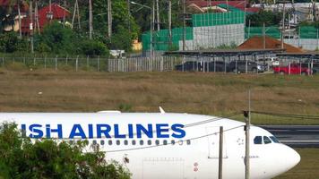 phuket, tailândia, 3 de dezembro de 2018 - turkish airlines airbus a330 tc jnj taxiando antes da partida do aeroporto de phuket. video