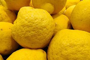pila de limones en un puesto en el mercado foto