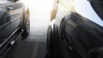 abstracto al lado de la vista del estacionamiento de dos autos en el área de estacionamiento o prepárate para la carrera. en la mitad del camino asfaltado y concreto con el medio dividido amarillo. foto