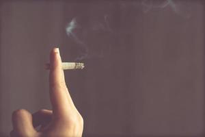 hombre fumando un cigarrillo. propagación del humo del cigarrillo. foto