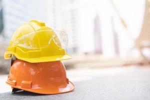 sombrero de casco de seguridad duro para el proyecto de seguridad del trabajador como ingeniero o trabajador, en piso de concreto en la ciudad foto