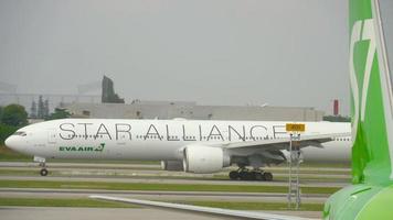 Bangkok, thailand, 30. november 2017 - eva airways boeing 777 b 16715 auf star alliance-lackierung, die nach der landung auf dem flughafen suvarnabhumi rollt