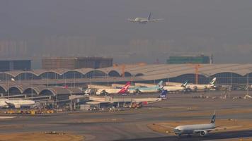 hong kong 10. november 2019 - boeing 777 von cathay pacific abflug vom flughafen hong kong hkg. hintergrund, nähert sich ein riesiger lufthansa airbus a380 der landung video