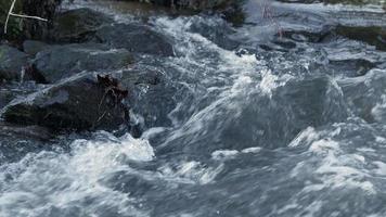 vattenfall på en flod i vild natur video